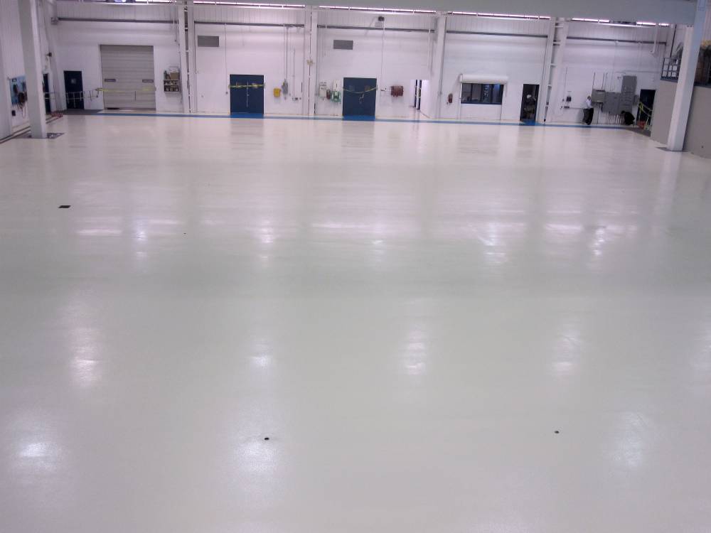 The light color brightens the hangar and facilitates FOD (foreign object damage) detection.